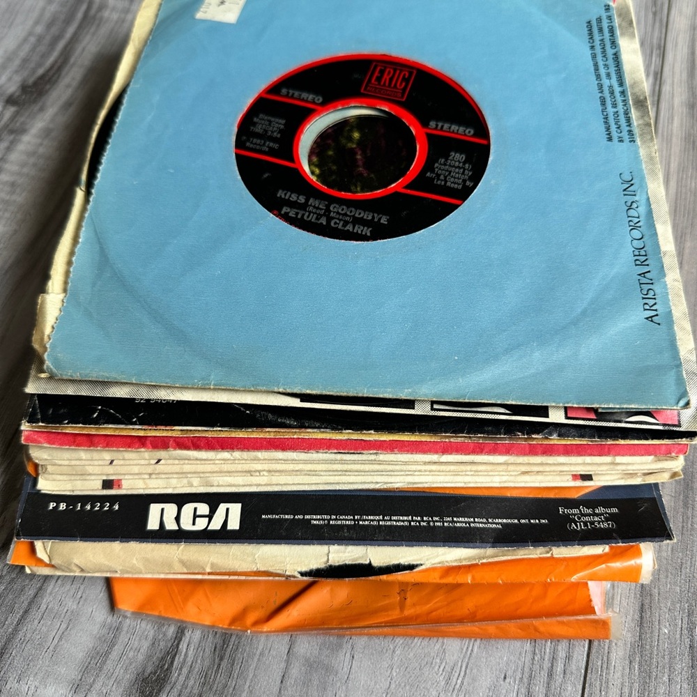 LOT OF 25 of the  45 RPM Vinyl Record Albums - Various artists and condition